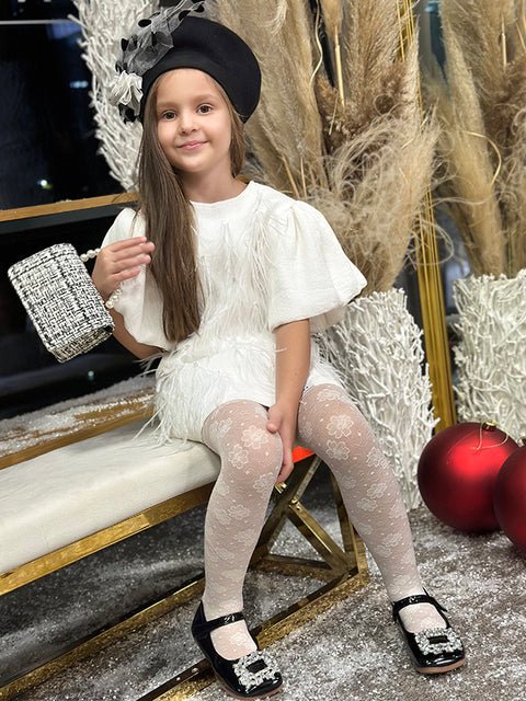 Snow Feather Elegance Бяла рокля с пера и буфан ръкави