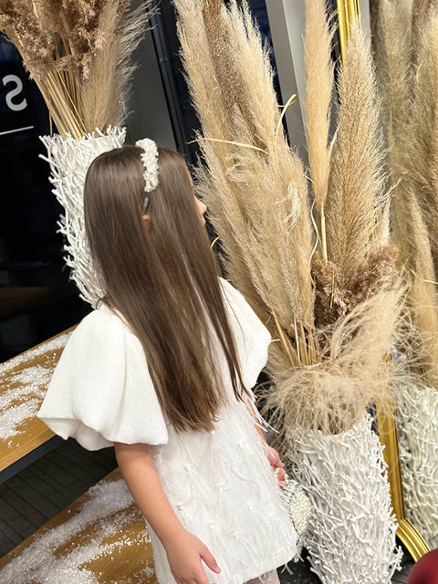 Snow Feather Elegance Бяла рокля с пера и буфан ръкави