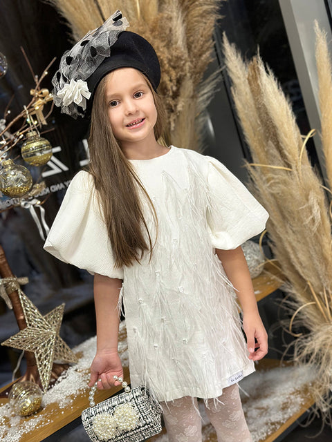 Snow Feather Elegance Бяла рокля с пера и буфан ръкави