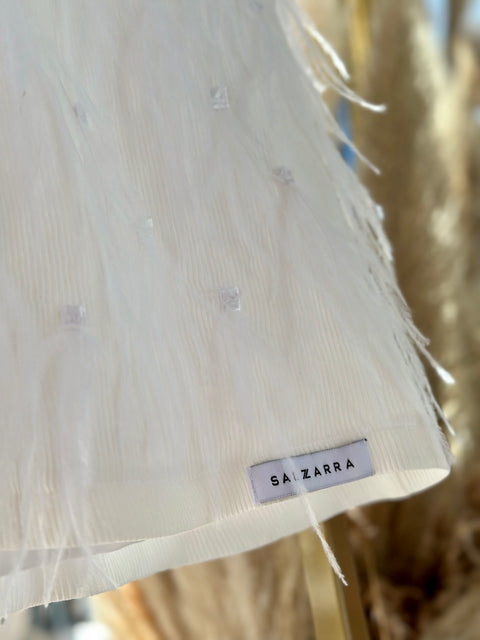 Snow Feather Elegance Бяла рокля с пера и буфан ръкави