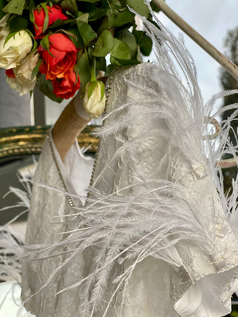 Feathered Lace Dream Бяла рокля от дантела с пера и тюл