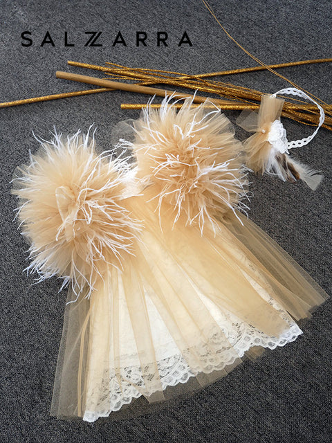 Golden Feathers Рокля от дантела и тюл с пера
