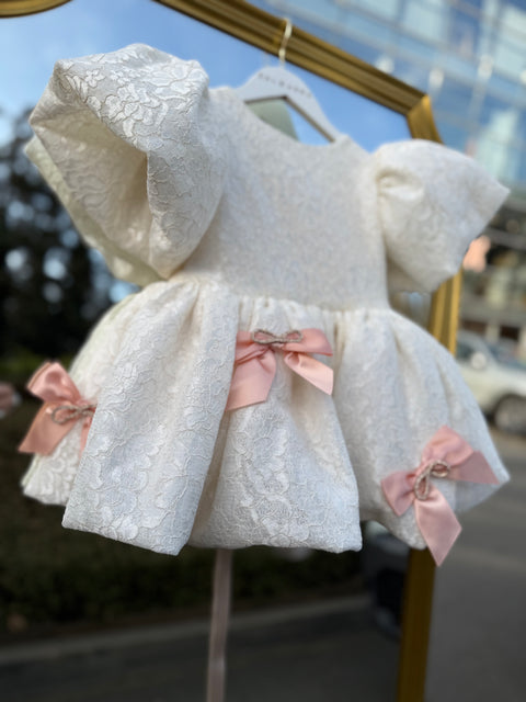 Crema Elegant lace dress in ecru