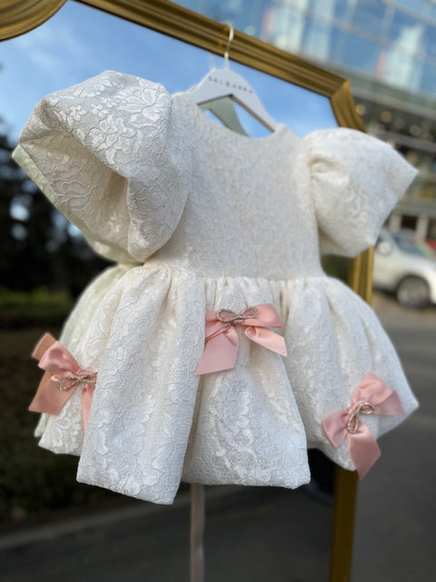 Crema Elegant lace dress in ecru