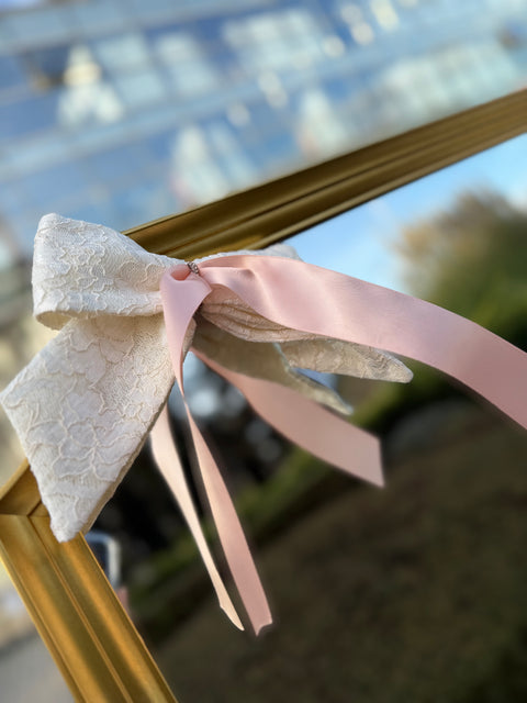 Crema Elegant lace dress in ecru