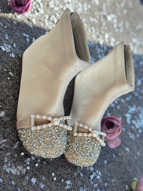Pearl Whisper in Ecru – Glitter ankle boots with a pearl bow in ecru