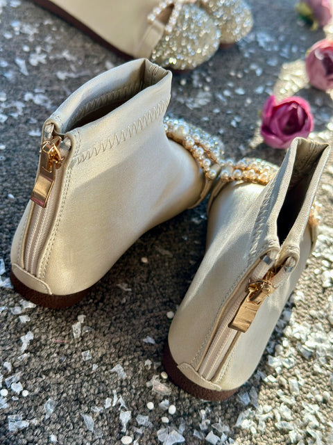 Pearl Whisper in Ecru – Glitter ankle boots with a pearl bow in ecru