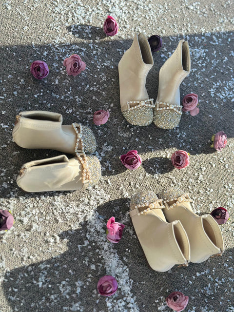 Pearl Whisper in Ecru – Glitter ankle boots with a pearl bow in ecru