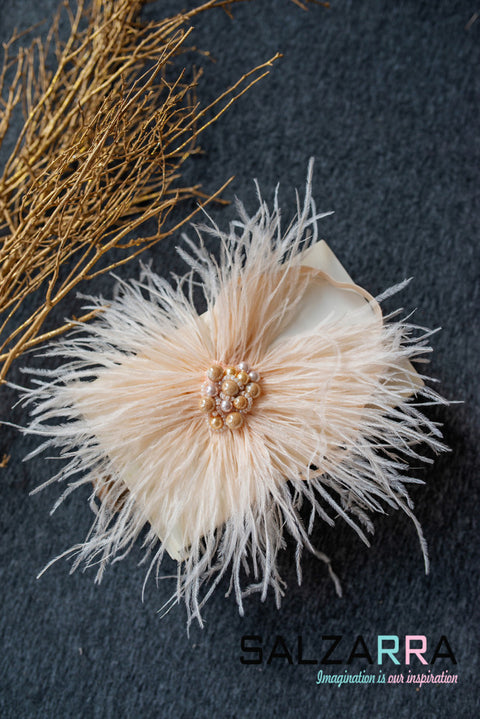 Golden Feather Bloom Луксозен аксесоар за коса с пера и перли