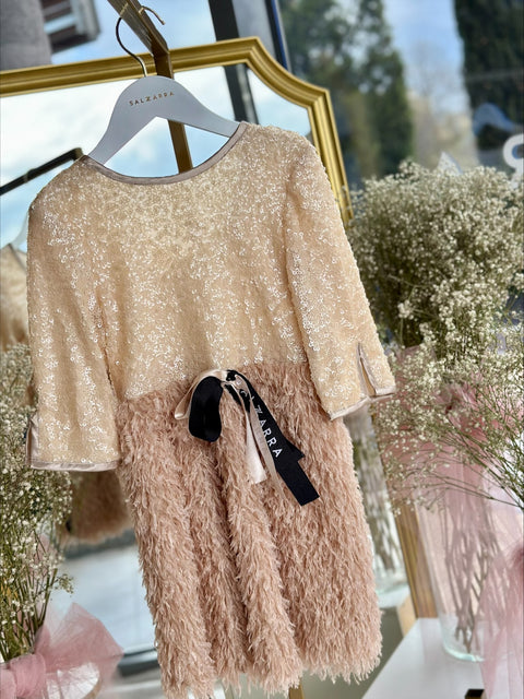 Soft Éclat Бежова рокля с пера и пайети