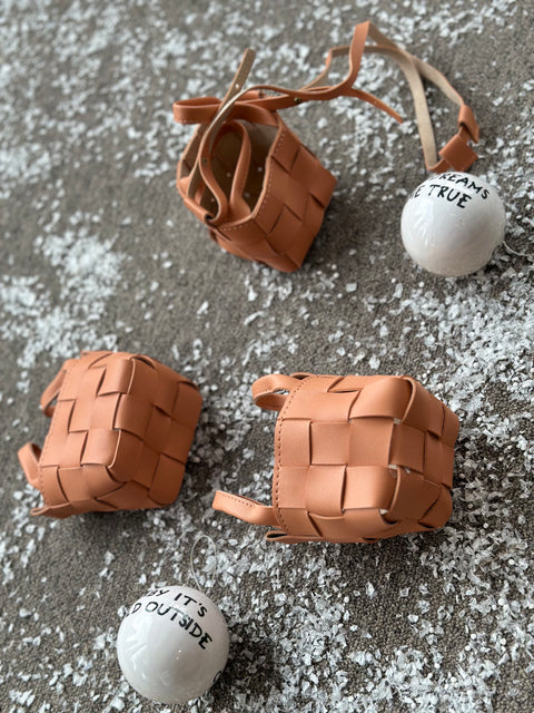 Mini Woven Charm in beige Чанта в млечно кафяво