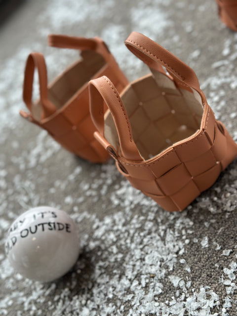 Mini Woven Charm in beige Чанта в млечно кафяво