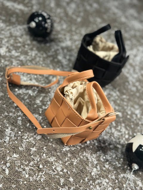 Mini Woven Charm Чанта в млечно кафяво