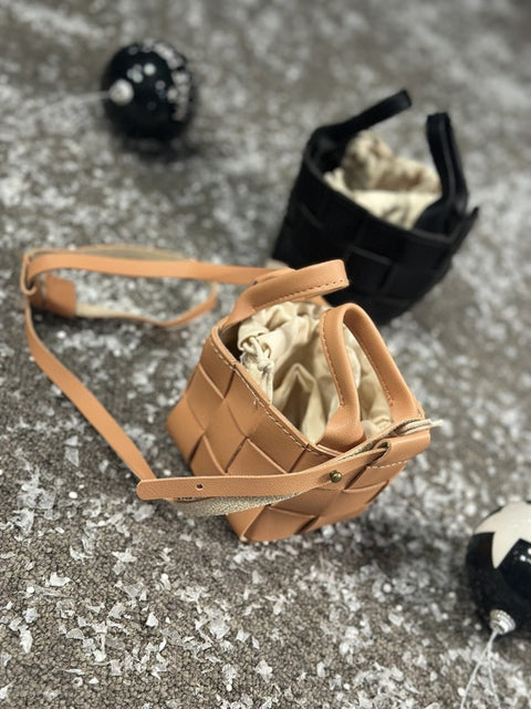 Mini Woven Charm Bag Чанта в черно и млечно кафяво