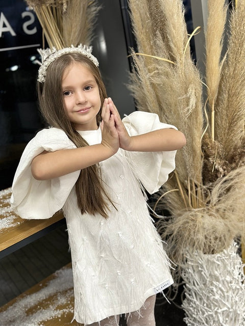 Snow Feather Elegance Бяла рокля с пера и буфан ръкави