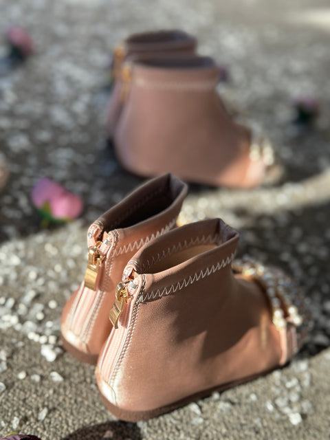 Pearl Whisper Boots in pink Children's boots with brocade and pearl ribbon pink